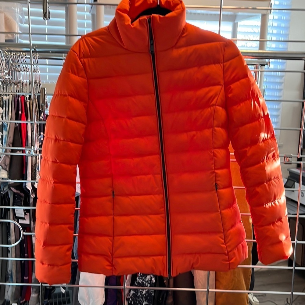Women’s orange puffer jack size Large junior 💙🙏
